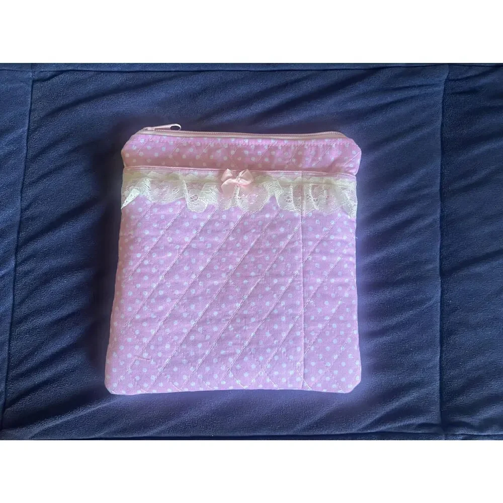 NWOT Handmade Quilted, Bow Kindle Sleeve, Lace Trimmed Front Pocket, Top Zipper